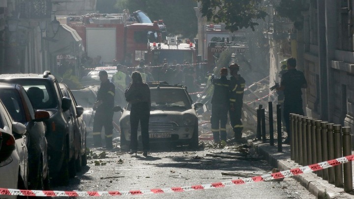 Έκρηξη στην Πλάκα: Ολονύχτια επιχείρηση για τον εντοπισμό έξι αγνοουμένων