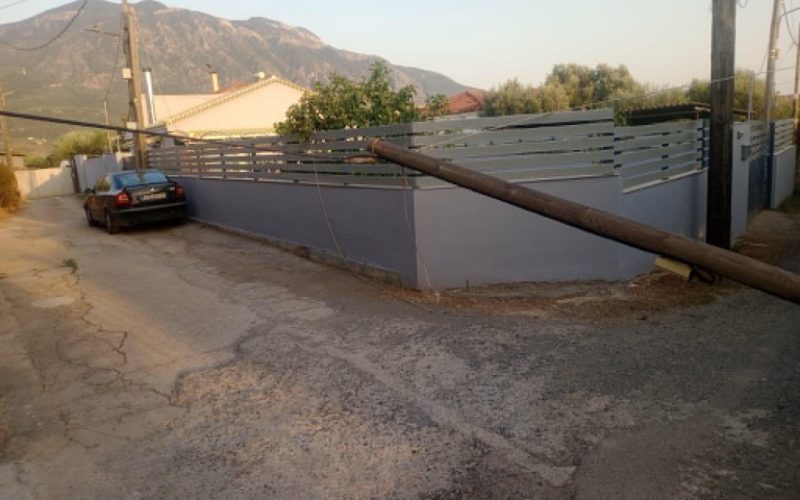 Κολώνα του ΟΤΕ έχει αποκλείσει τον δρόμο αλλά οι αρμόδιοι αδιαφορούν