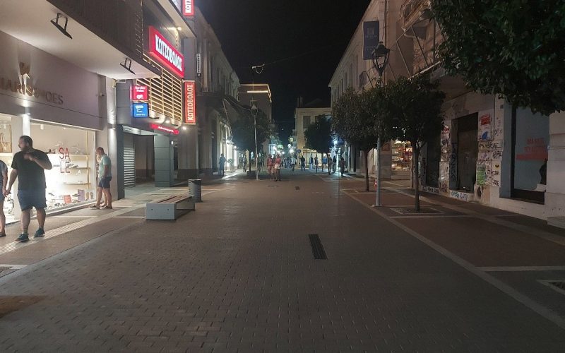 Πολλά τα σβηστά φώτα… ακόμα και στον πεζόδρομο της Αριστομένους!