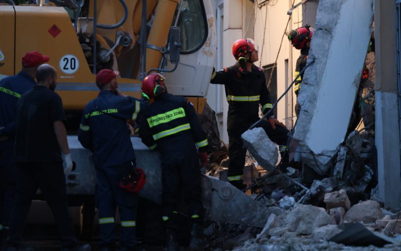 Πλάκα: Νεκρή ανασύρθηκε μία γυναίκα, συνεχίζονται με χειρουργική ακρίβεια οι έρευνες για 5 αγνοούμενους
