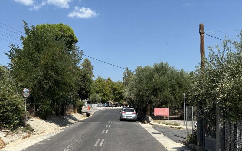 Κλειστό εντελώς  το ένα ρεύμα από παρκαρισμένα