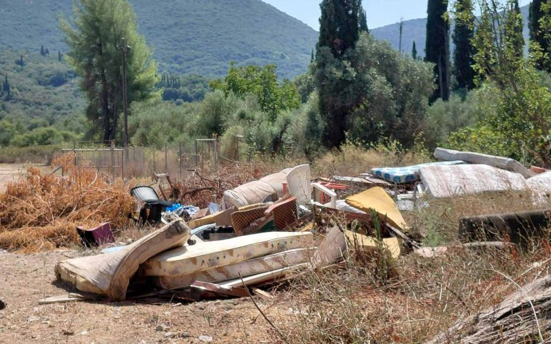 Μπαζότοπος – σκουπιδότοπος το γήπεδο στο Ψάρι