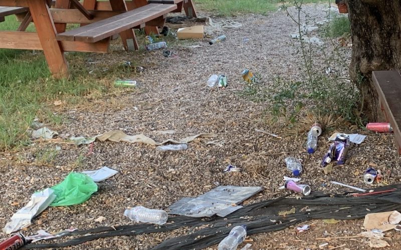 To όμορφο παρκάκι που κάποιοι επιμένουν να το κάνουν… σκουπιδότοπο