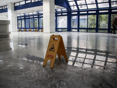 Πριν ξαναβάλουμε τις λεκάνες στους διαδρόμους…