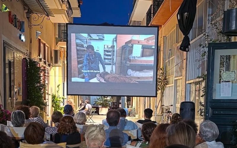 Τον Σεπτέμβριο οι νύχτες στον πεζόδρομο της Κουτσομητοπούλου γεμίζουν σινεμά