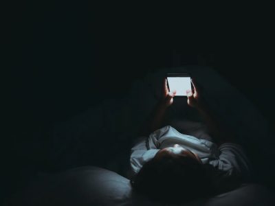 Ψηφιακοί τυμβωρύχοι: Πώς η εικόνα κατάπιε την ουσία και μετατρέψαμε την απώλεια σε φτηνό περιεχόμενο