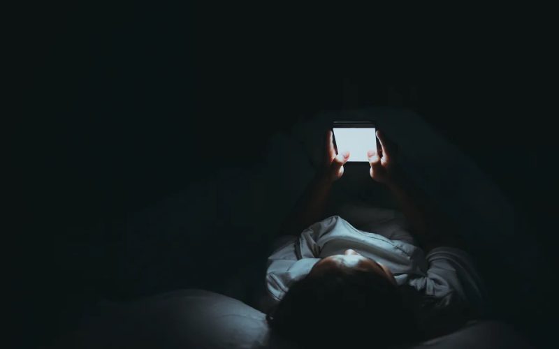 Ψηφιακοί τυμβωρύχοι: Πώς η εικόνα κατάπιε την ουσία και μετατρέψαμε την απώλεια σε φτηνό περιεχόμενο