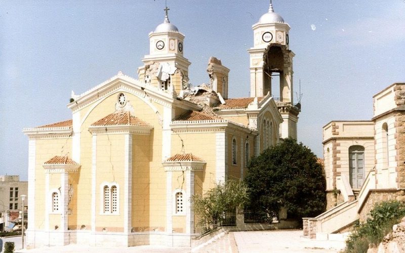 20:21 το ρολόι σταμάτησε. Η Καλαμάτα όχι. Σαράντα χρόνια μετά τους σεισμούς του 1986 — Μνήμη ενός παιδιού, χρέος μιας πόλης