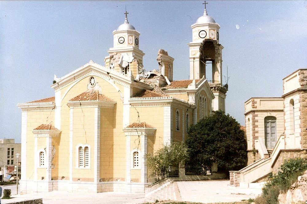 20:21 το ρολόι σταμάτησε. Η Καλαμάτα όχι.  Σαράντα χρόνια μετά τους σεισμούς του 1986 — Μνήμη ενός παιδιού, χρέος μιας πόλης