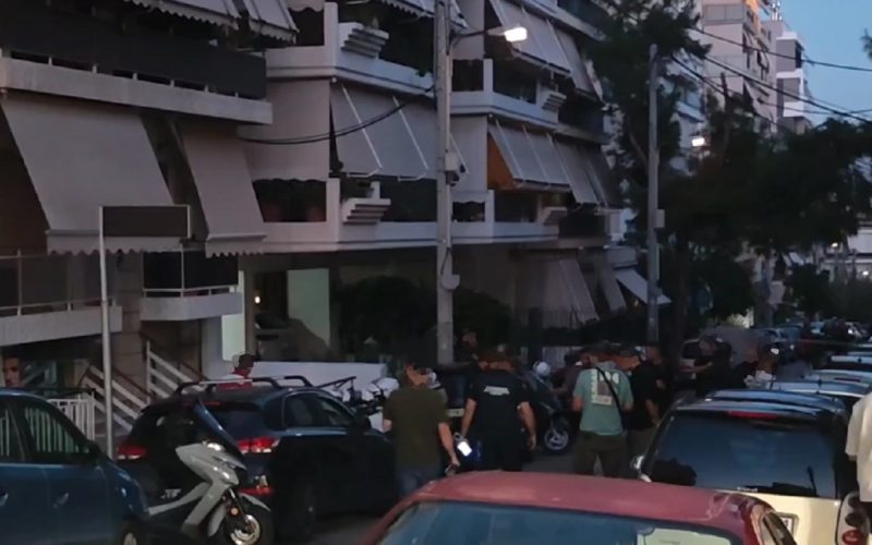 Έληξε το θρίλερ στη Νίκαια με τον άνδρα που κρατούσε όμηρο τη γυναίκα του
