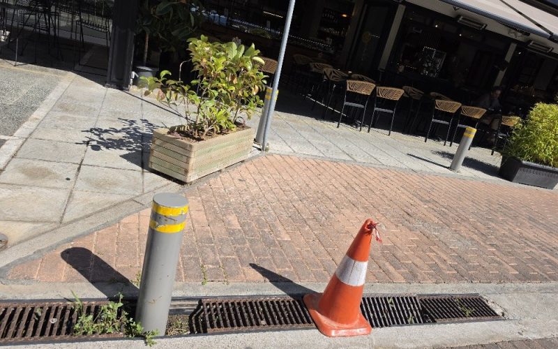 Άλλη μια σχάρα υποχώρησε…  ας πέσει κι εκεί τσιμέντο