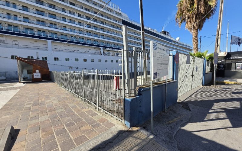 Κρουαζερόπλοιο στο λιμάνι: Με το τουριστικό περίπτερο έξω από  τα κάγκελα… και το πεζοδρόμιο με τα χορτάρια