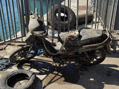 Καθαρισμός λιμανιού Καλαμάτας: Απομακρύνθηκαν από κινητά και μαγιό μέχρι και μηχανάκια
