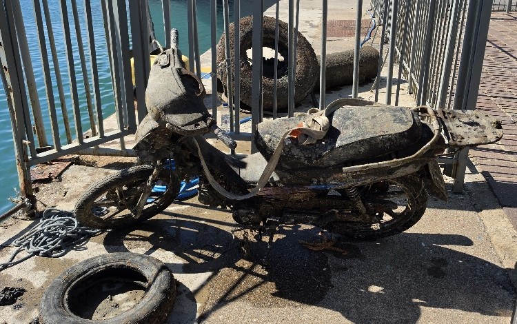 Καθαρισμός λιμανιού Καλαμάτας: Απομακρύνθηκαν από κινητά και μαγιό μέχρι και μηχανάκια