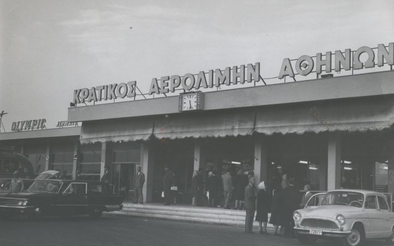 «ΘΑΡΡΟΣ» 14 Οκτωβρίου 1948: Αεροπορική συγκοινωνία Καλαμών – Αθηνών, Αεροδρόμιο, Εταιρεία, Δήμος και Λαός