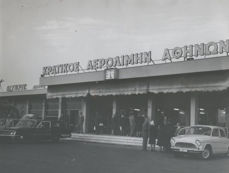 «ΘΑΡΡΟΣ» 14 Οκτωβρίου 1948: Αεροπορική συγκοινωνία Καλαμών – Αθηνών, Αεροδρόμιο, Εταιρεία, Δήμος και Λαός