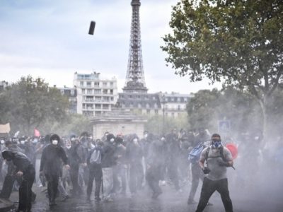 Ταραχές στη Γαλλία – Υπό πίεση, η κυβέρνηση Μακρόν προσπαθεί να ανακτήσει τον έλεγχο