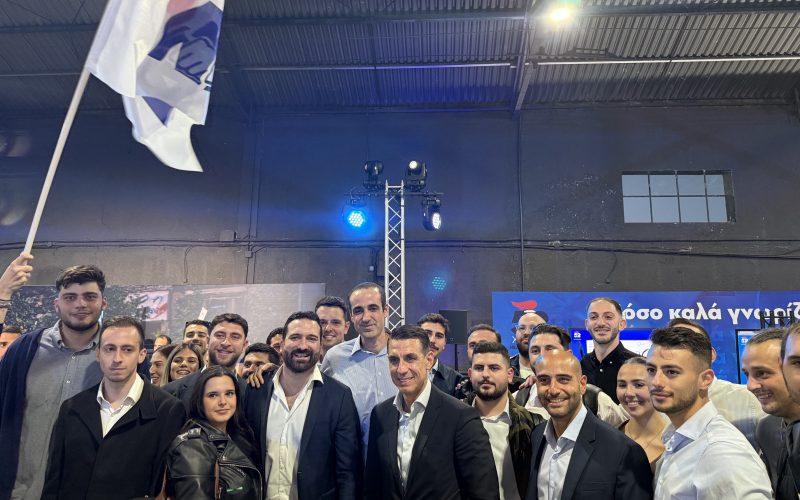 Η θερμή υποδοχή στον Γρηγόρη Δημητριάδη στην εκδήλωση για τα 52 χρόνια της ΝΔ