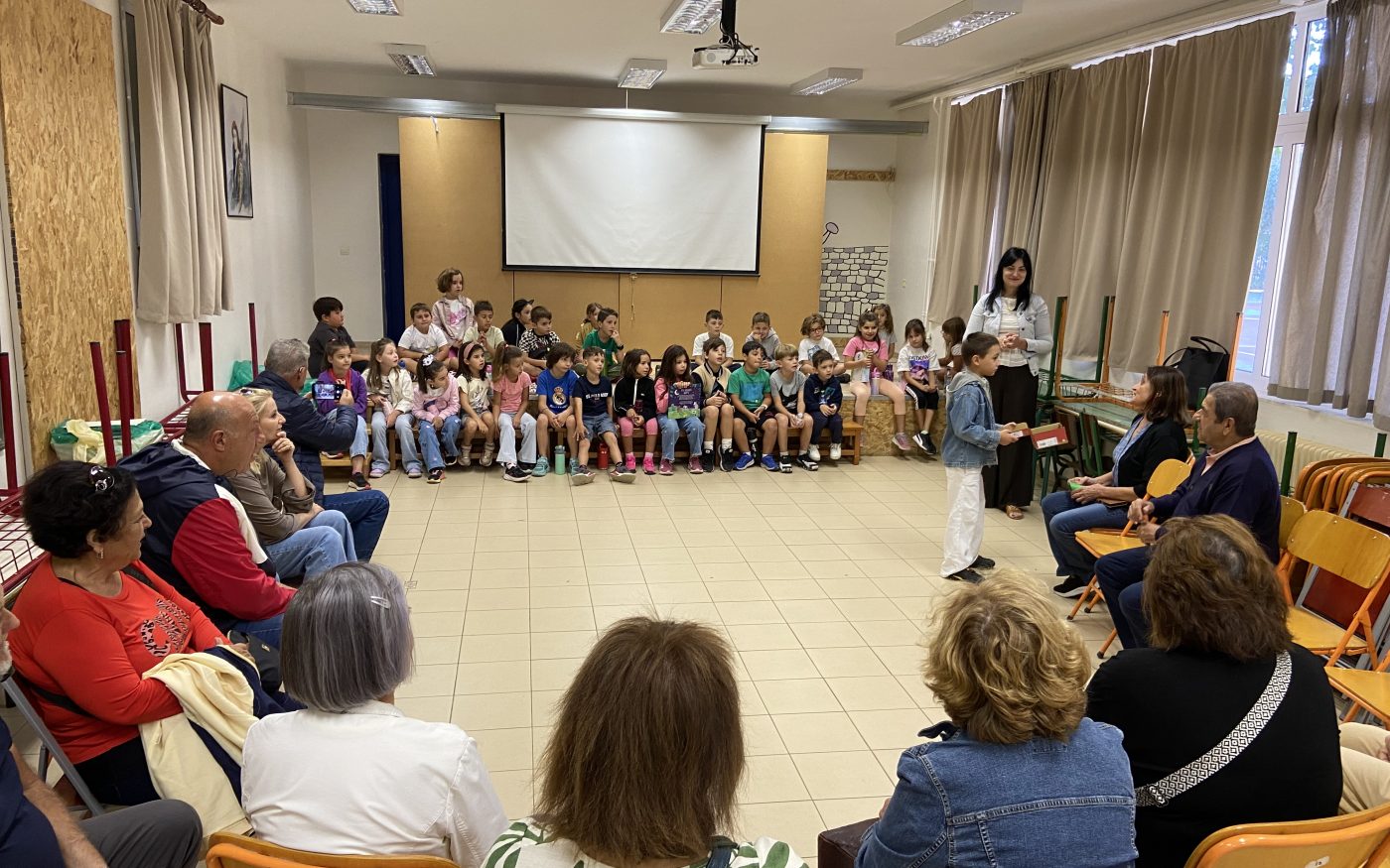 «Μια αγκαλιά στον παππού και στη γιαγιά» στο 7ο Δημοτικό Σχολείο Καλαμάτας