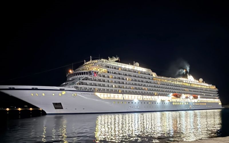 Το κρουαζιερόπλοιο «Viking Sea» με 898 επιβάτες στο λιμάνι της Καλαμάτας