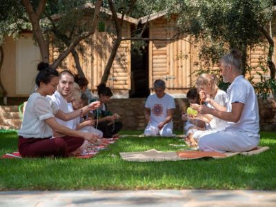 Σιβαμούρτι Σαρασουάτι: Η Αυστραλή που μαθήτευσε στην Ινδία και ξεκίνησε από την Καλαμάτα τη διάδοση της Σατυανάντα Γιόγκα…