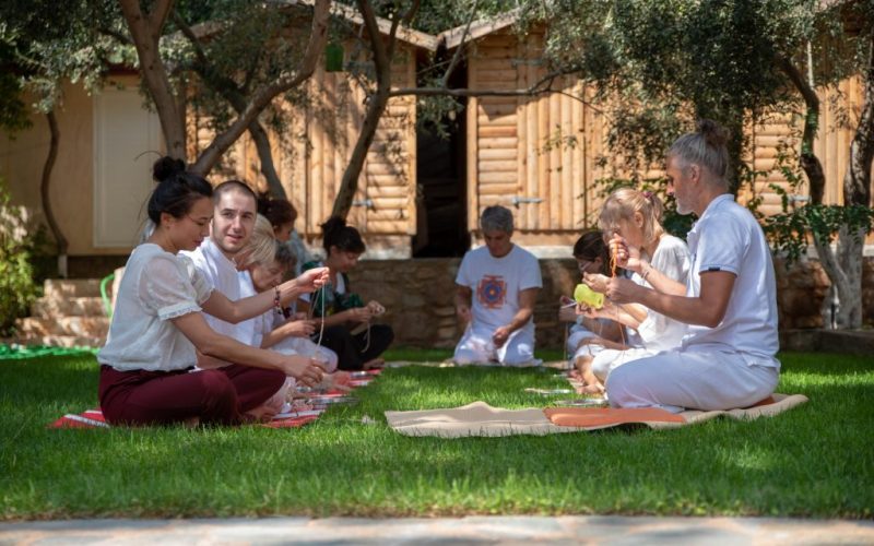 Σιβαμούρτι Σαρασουάτι: Η Αυστραλή που μαθήτευσε στην Ινδία και ξεκίνησε από την Καλαμάτα τη διάδοση της Σατυανάντα Γιόγκα…