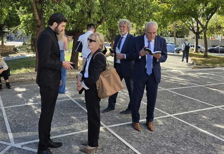 «Μπλόκο» των δικηγόρων στον έλεγχο  στην είσοδο του Δικαστικού Μεγάρου Καλαμάτας