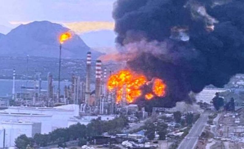 Έκρηξη στις εγκαταστάσεις της Motor Oil στους Αγίους Θεοδώρους, δύο τραυματίες