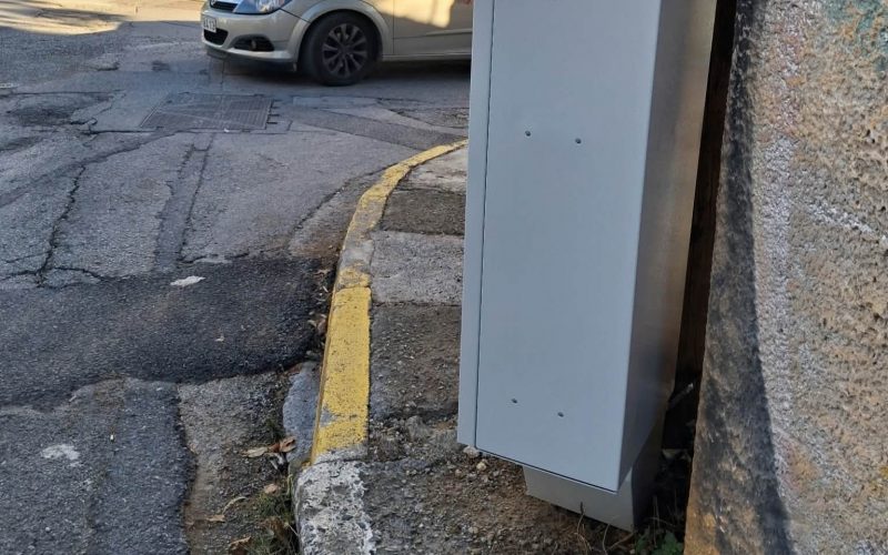 Τοποθέτησαν ξανά καφάο σε στενό πεζοδρόμιο