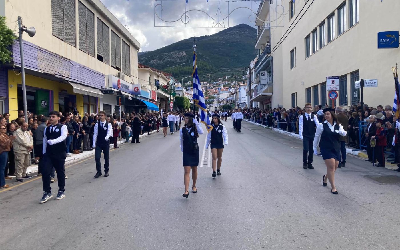 Πλήθος κόσμου χειροκρότησε την παρέλαση για το «ΟΧΙ» στην Κυπαρισσία (φωτογραφίες)
