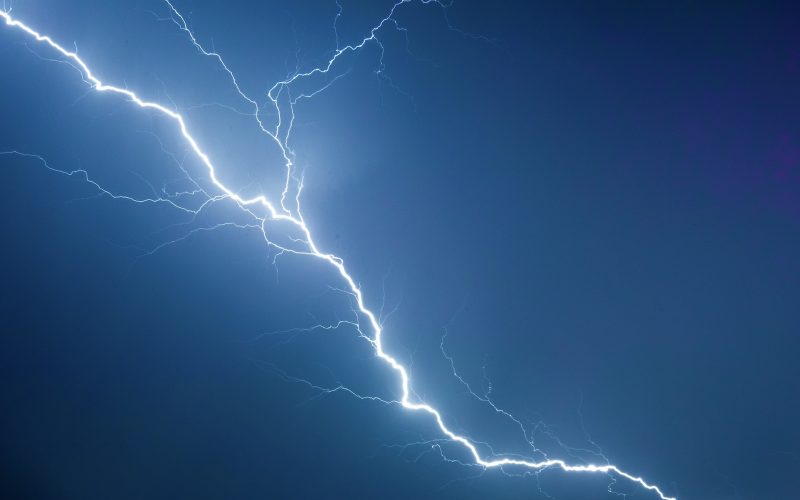 Τραγωδία στη Ρόδο: Νεκρή 58χρονη από κεραυνό