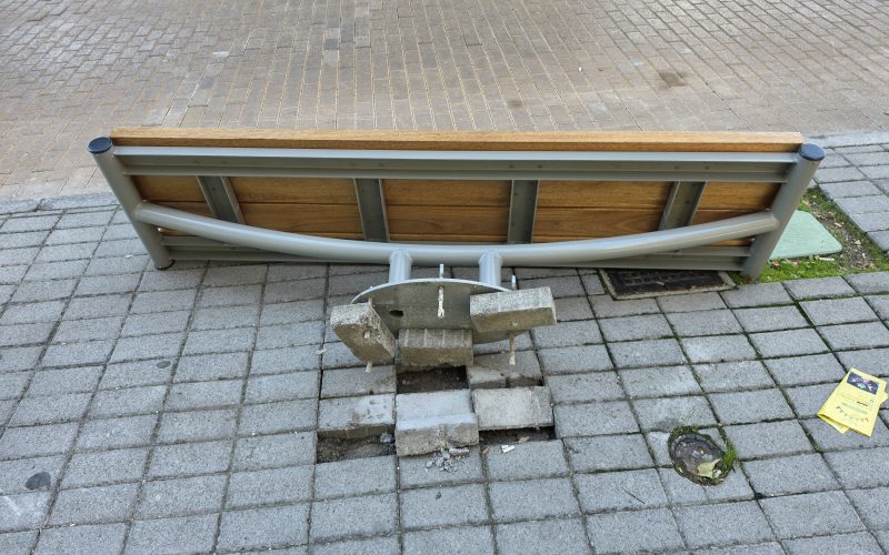 Μήπως οι κυβόλιθοι δεν αντέχουν τα παγκάκια;