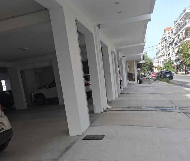 Δεν τηρείται η νομοθεσία για τις κλίσεις  των πεζοδρομίων τονίζει ο Βασίλης Τζαμουράνης