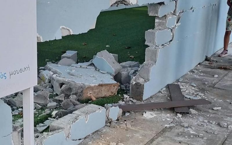 Τροχαίο στη Λακωνικής – Αυτοκίνητο γκρέμισε μάντρα ΚΔΑΠ