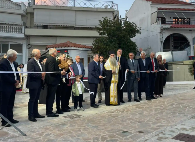 Εγκαινιάστηκε η ανακαινισμένη κεντρική πλατεία της Χώρας